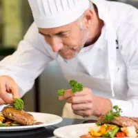 کمک آشپز ماهر و مسلط به تخته کاری و کباب