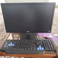 کامپیوتر با وسایل موس کیبورد و...