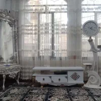 زیر تلویزیون و آینه و ساعت