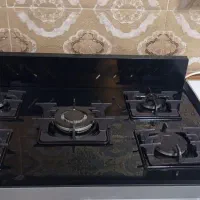 گاز صفحه شیشه ای و کمدار در حد نو