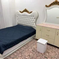 تخت خواب و دراور و آینه کامل تمیز