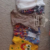 تعدادی لباس بچگانه