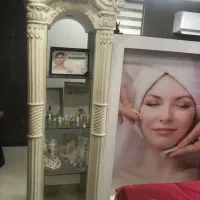 دکور چوبی طبقه بندی با تابلو ارایشگاهی و..|آرایشگاه و سالن‌های زیبایی|اهواز, کیانپارس |دیوار