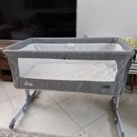 تخت کنار مادر با توری سرش