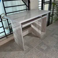 میز تحریر و کامپیوتر بسیار تمیز