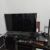 تلویزیون سامسونگ ۴۲اینج با میز شیشه ای