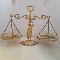 ترازوی عدالت برنزی اب طلا