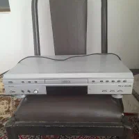 یک  دستگاه سیدی  و تلوزیون