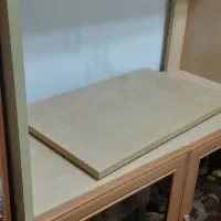 یک میز تلویزیون به همراه دوتیکه های بغلی