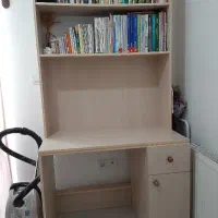 کتابخانه و صندلی چرخدار