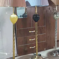 آباژور ایستاده کنار سالنی