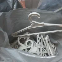 تعداد زیادی چوب لباسی سایز بزرگ