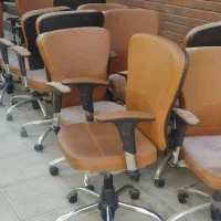 صندلی اداری وکامپیوتر