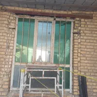 پنجره و تخت خواب دو طبقه