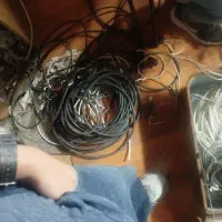 مقدار زیادی کابل و ریسه و لامپ