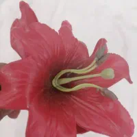 گل مصنوعی قرمز