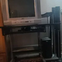 تلوزیون و میزکامپیوتر