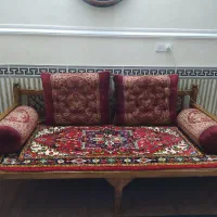 دو عدد بالشت و دو عدد پشتی شاه نشین
