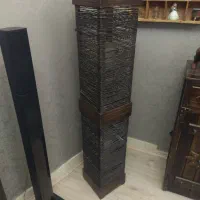 چراغ خواب آباژور چوبی ایستاده کنار سالنی