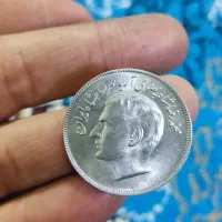 سکه کلکسیونی و کتاب قدیمی