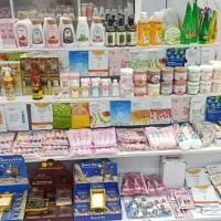 دکور مغازه وه تعدادی جنس بفروش میرسد