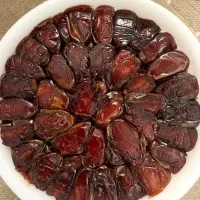 کارگر خرما پاک کن