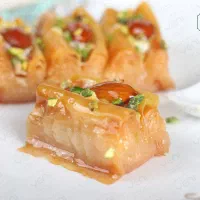 کارگر ساده آقا با بیمه در کارگاه باقلوا