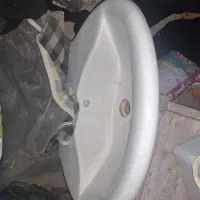 روشویی سرامیکی سالم و تمیز