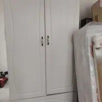 یک عدد کمدو تخت ودو عدد پایتختی ست