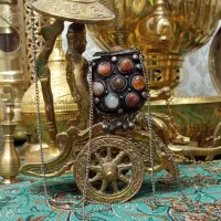 1عدد آویز دیوارکوب گردنبند عتیقه 65ساله سنگ قیمتی