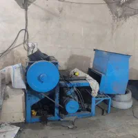 کارگر ساده در خط  تولید مواد اولیه پلاستیکی