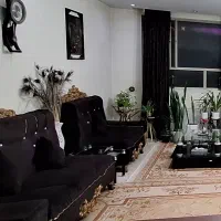 مبل ۷ نفره سالم و جلو مبلی و ۳ عدد عسلی