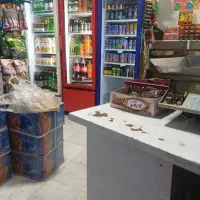 کارگر ساده نظافت کردن چیدمان سوپر مارکت