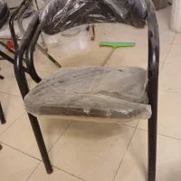 تعدادی صندلی و صندلی گردان میز اداری