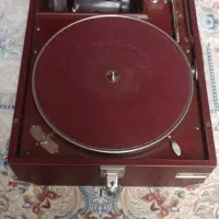 عرضه مجموعهای نفیس و موزهای. گرامافون انگلستان|کلکسیون اشیاء عتیقه|شیراز, بعثت|دیوار