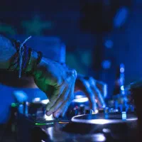 دیجی آماده همکاری با کافه و رستوران و مجالس Dj