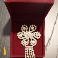 گل سینه و گیره روسری