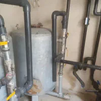 به یک کارگر ساده ی تاسیسات  برای کار موتورخانه