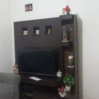 یک عدد میز تلویزیون سالم ویک عدد بوفه