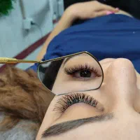 نیازمند شاگردسالن و مژه کار