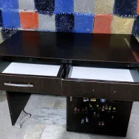 میز تحریر و کامپیوتر