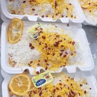 ۲نفر کارگر داخل اشپز خانه