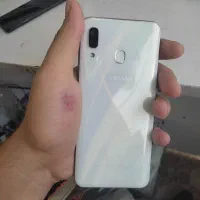 سامسونگ Galaxy A30 با حافظهٔ ۶۴ گیگابایت
