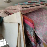 تعدادی تخت و تشک به فروش میرسد