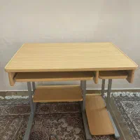 میز تحریر و کامپیوتر