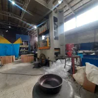 کارگر برای شیفت صبح و عصر کارخانه ظروف تفلون