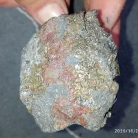 سنگ نایاب طلا با پوست سوخته