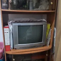 تلوزیون ۲۱ اینچ ال جی سالم.همراه زیر تلوزیونش