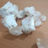 مقدار زیادی سنگ کوارتز و کوارتز صورتی و شجر