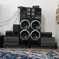 اسپیکر ایستاده با میز
